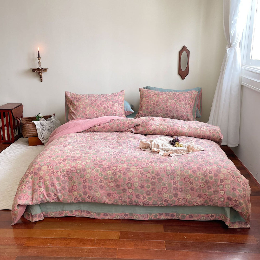 Wendbares Bettwäsche-Garnitur-Set aus Baumwoll-Leinen mit zartem Blumenprint und gesteppter Decke
