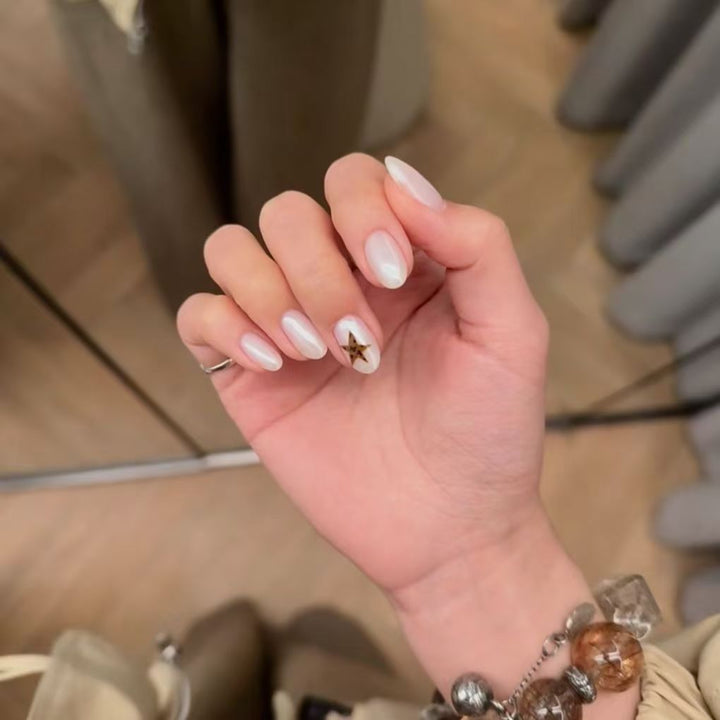 Elegante Nagelkunstverlängerungen mit Sternakzenten