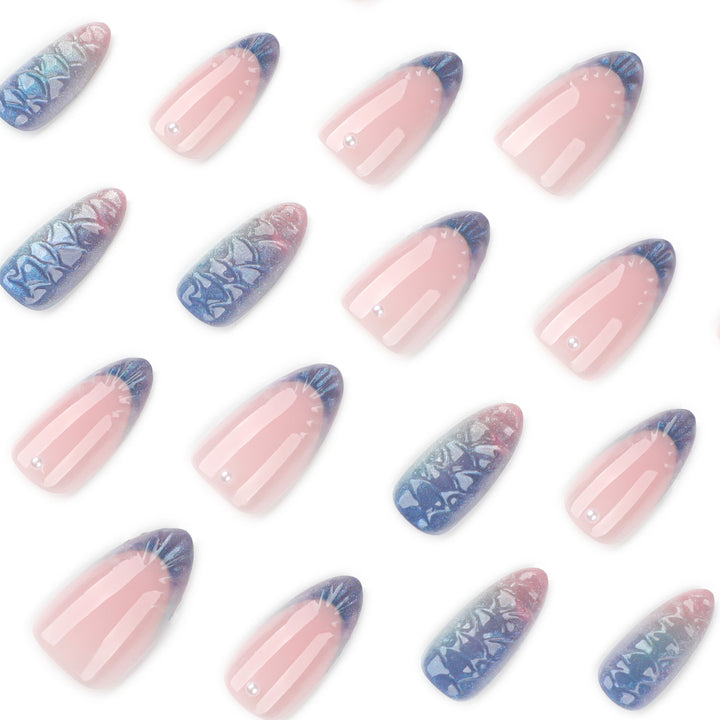 Kunstvolle Nagelverlängerungen mit schimmerndem Farbenspiel und glamourösen Akzenten Karnz