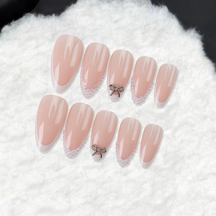 Elegantes Acryl Press-On Nagelset mit Perle und Schleifenakzenten Karnz
