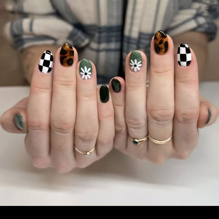 Künstlerisches abstraktes Nageldesign