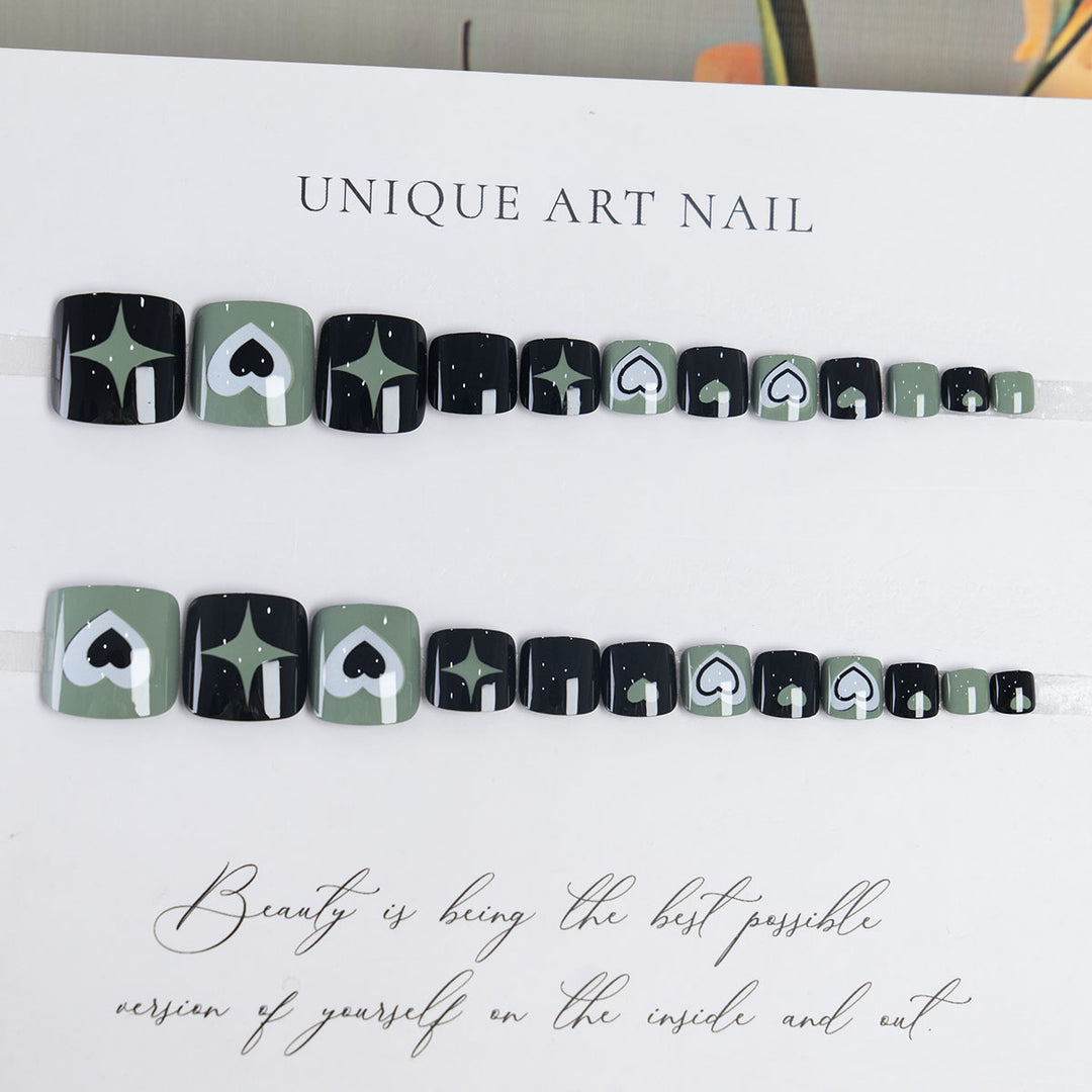 Stilvolles herzgemustertes Pediküre-Nagelkunst