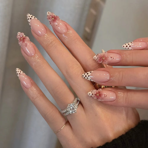 Künstliche Nagelkunst mit floralen Akzenten Karnz