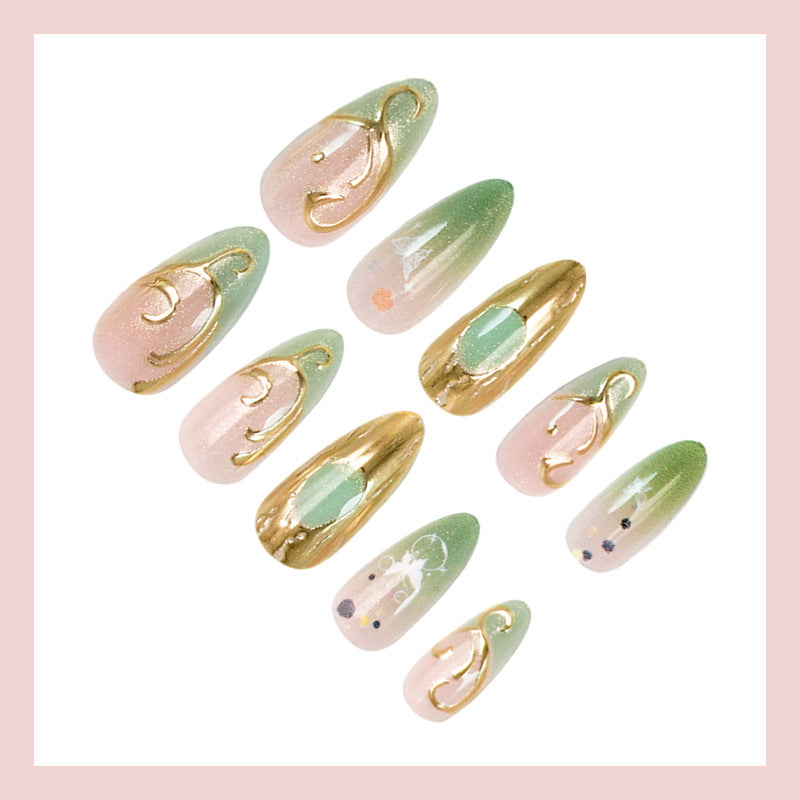 Kunstnagelset mit eleganten Goldakzenten und floralen Designs Karnz