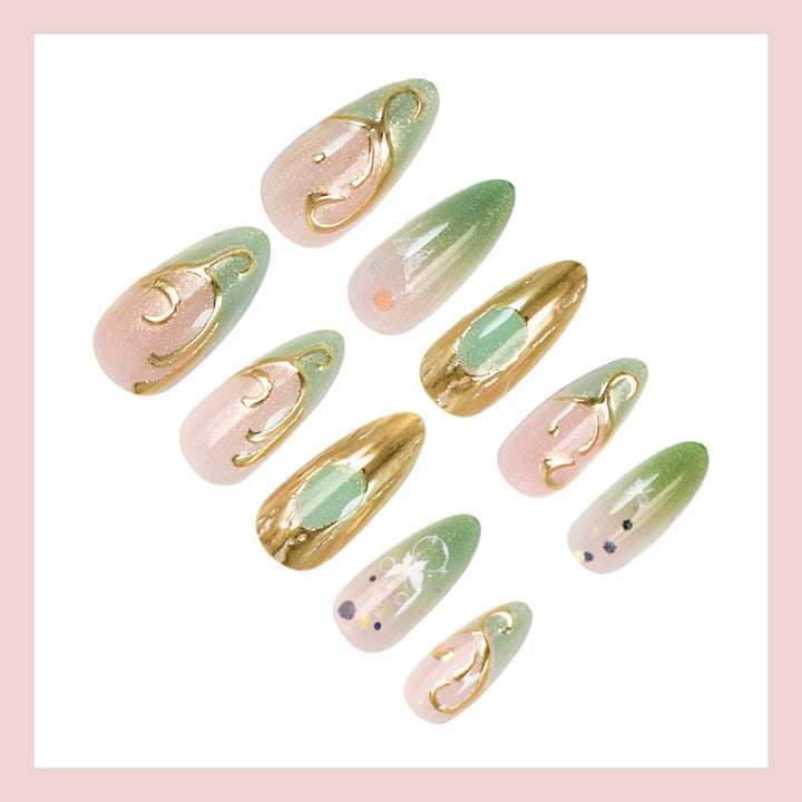 Kunstnagelset mit eleganten Goldakzenten und floralen Designs Karnz