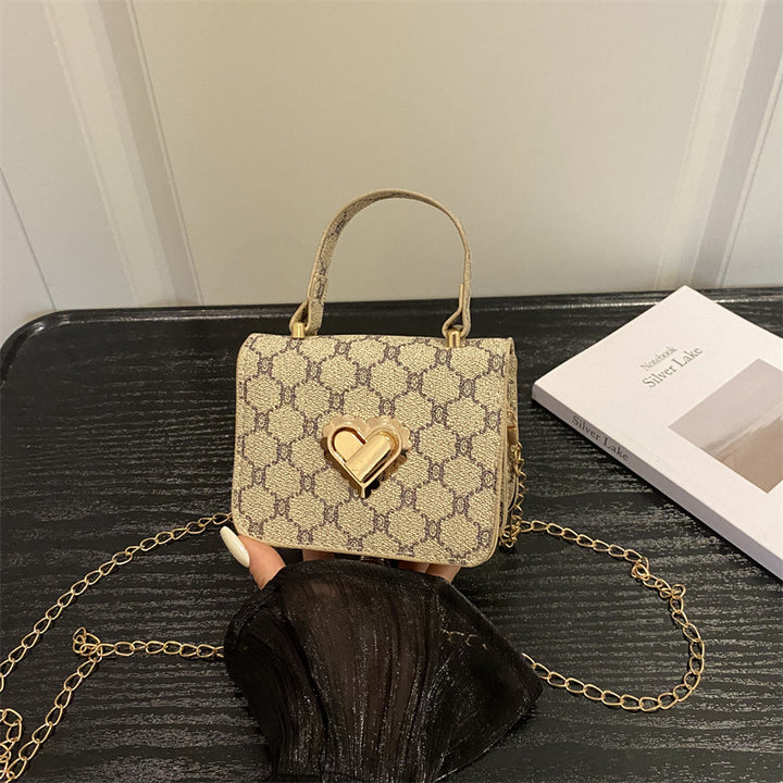 Elegante herzverzierte Handtasche