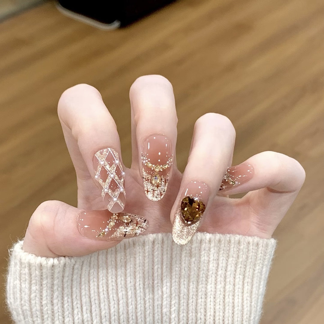 Künstlerisches Nageldesign mit dekorativen Elementen Karnz