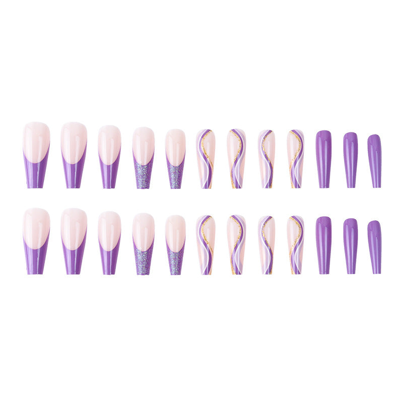 Glamouröse French Tip Stiletto Press-On Nägel dekoriert mit Glitter und goldenen Akzenten Karnz