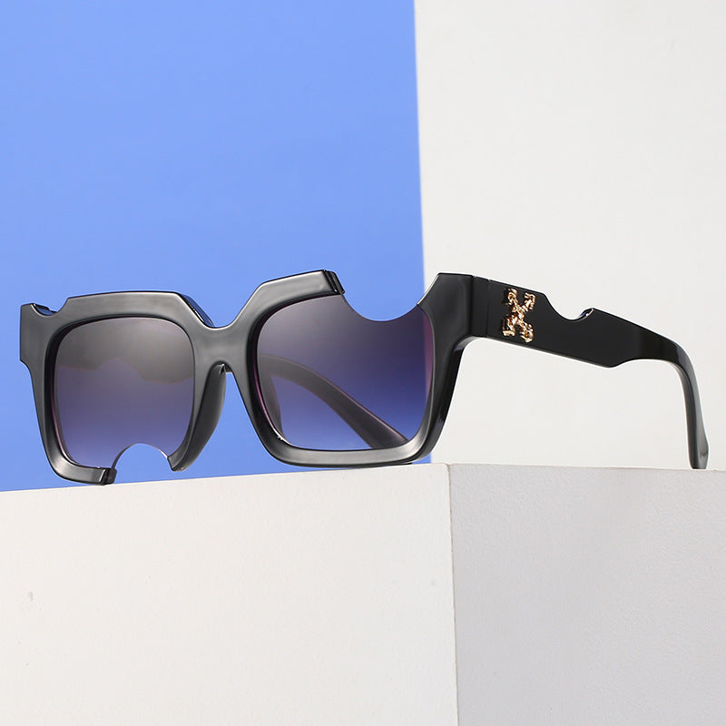Damen moderne, geometrische Sonnenbrille mit außergewöhnlichem Rahmen Karnz