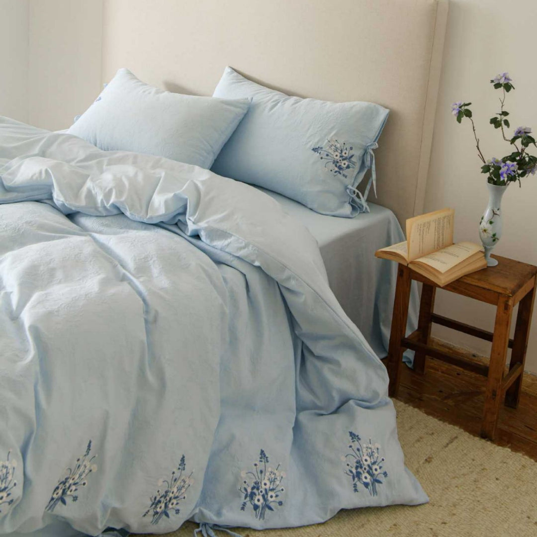 Besticktes Baumwoll-Leinen-Bettbezug-Set mit Bindeschlüssen und blauen floralen Motiven