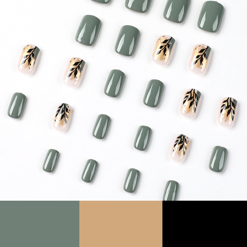 Kunstvolle Nagelverlängerungen mit elegantem Blattdesign Karnz