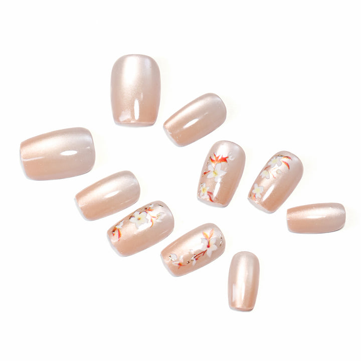 Künstliche Nagelkunst mit zeitlos floralem Design Karnz