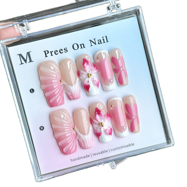 Künstlerisches Press-On-Nagel-Set mit floralen Designs