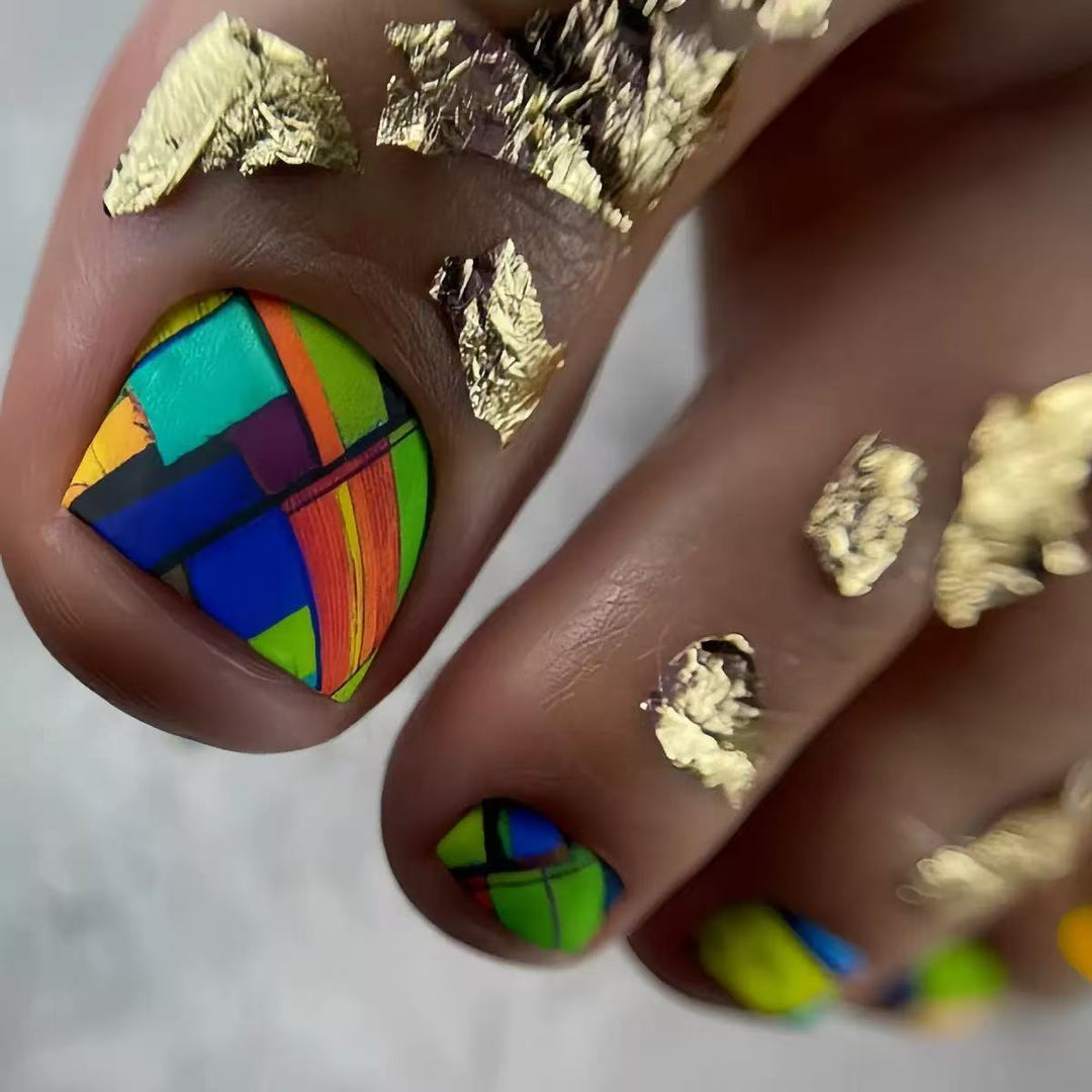 Kreatives Fußnageldesign mit modernen geometrischen Mustern und goldenen Akzenten Karnz