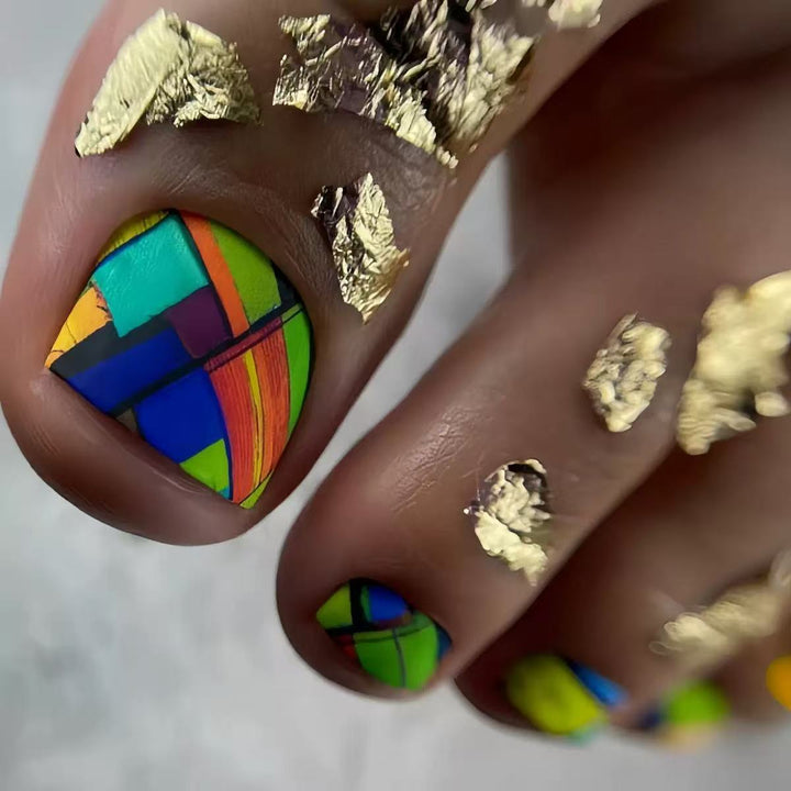 Kreatives Fußnageldesign mit modernen geometrischen Mustern und goldenen Akzenten Karnz