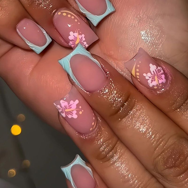 Kunstnagelset mit floralen Motiven und Glanzakzenten Karnz