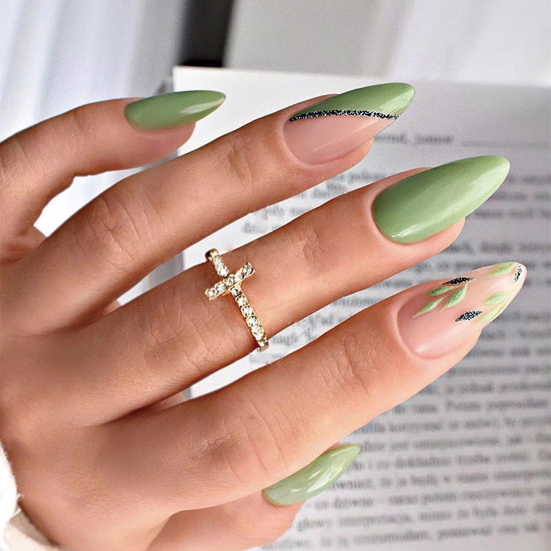 Kunstvolle Nagelverlängerungen mit elegantem Blattmuster Karnz