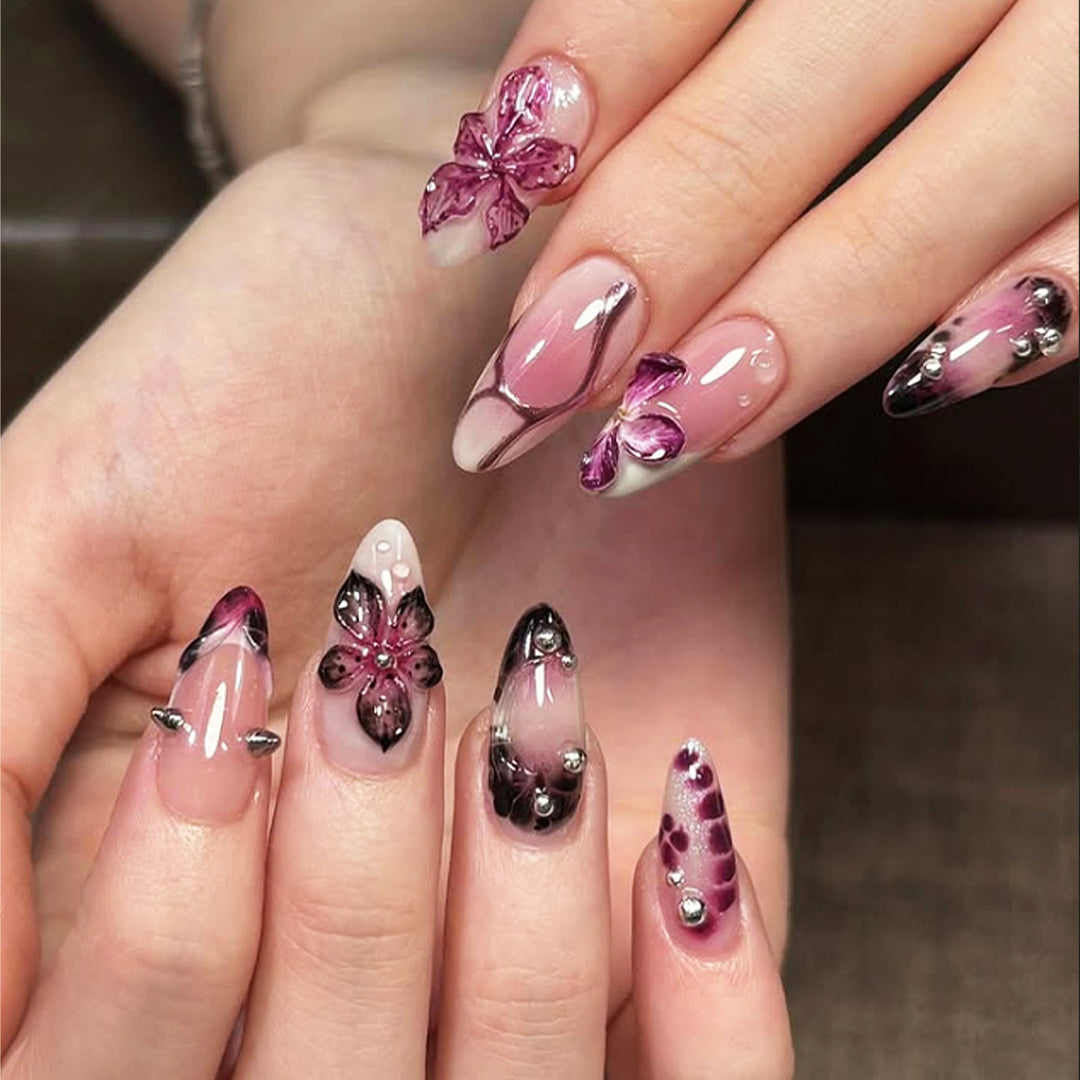 Kunstnagelset mit eleganten floralem Design und glänzenden Akzenten Karnz