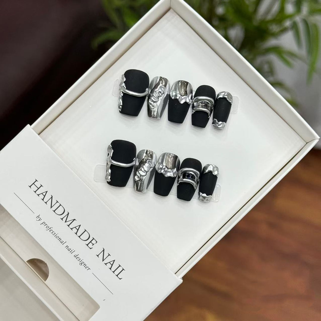 Elegantes handgefertigtes Press-On-Nail-Set mit metallischen Akzentdesigns