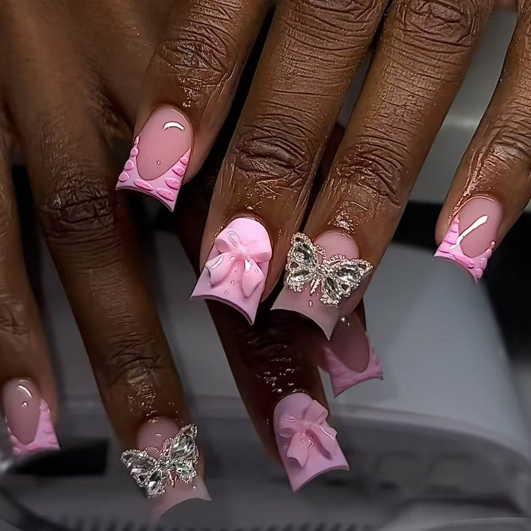 Dekoratives Press-On Nagelkunstset mit Schmetterlings- und Schleifenelementen Karnz