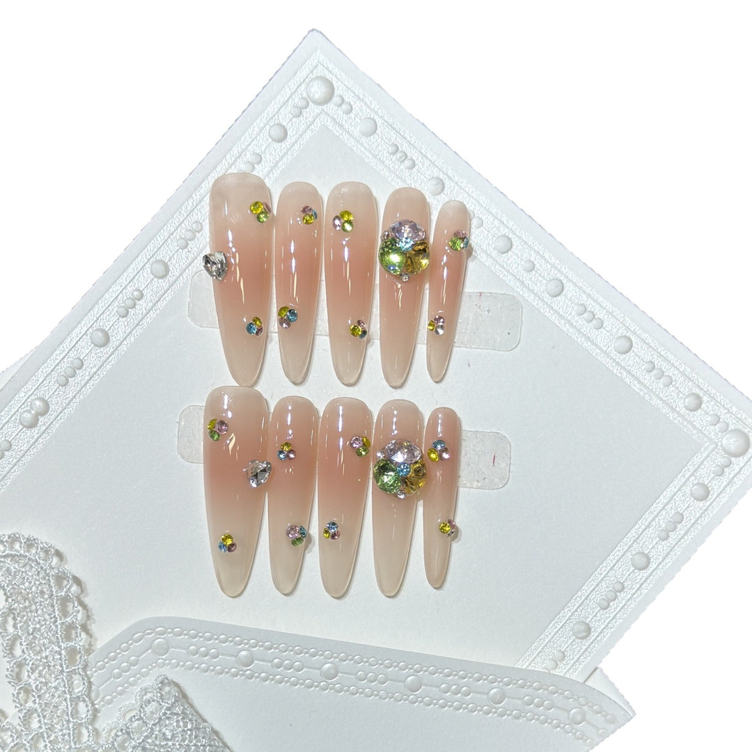 Glamouröse Stiletto Press-On Nagelset mit bunten Schmuckakzenten Karnz