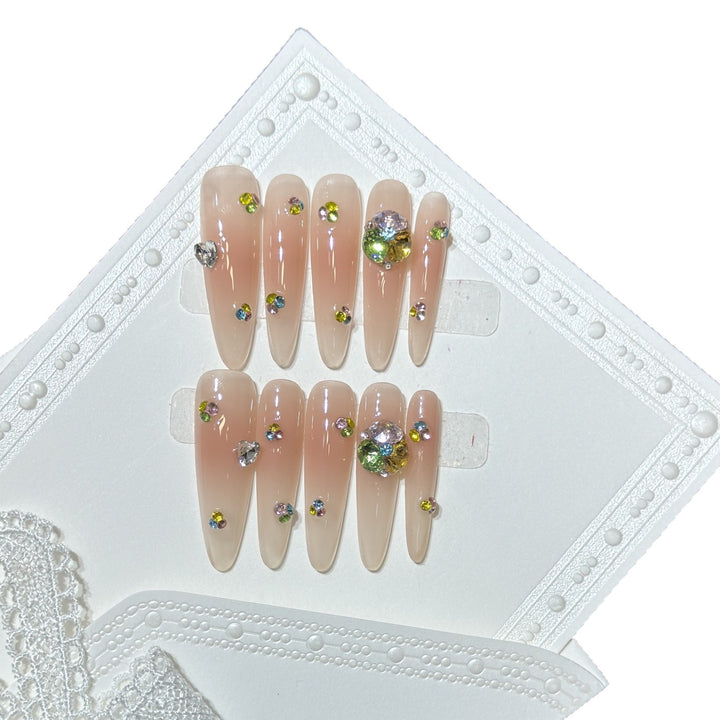 Glamouröse Stiletto Press-On Nagelset mit bunten Schmuckakzenten Karnz