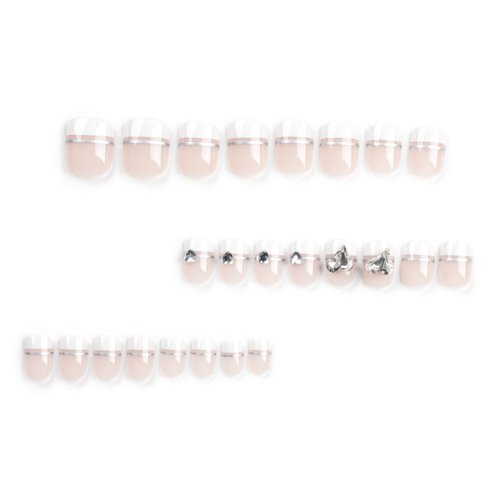 Elegante Nagelkunst mit Glitzerakzenten und Schmuckdetails Karnz