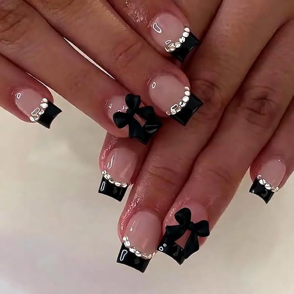 Kunstnagelset mit eleganten Schleifen und Glitzerverzierungen Karnz