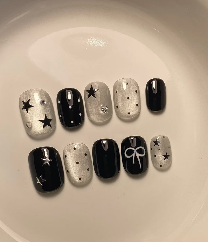 Künstlerisches Press-On-Nagelset mit Stern- und Bogenakzenten