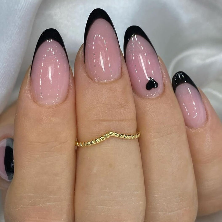 Elegante Stiletto Press-On Nagelspitzen mit Herz-Akzenten