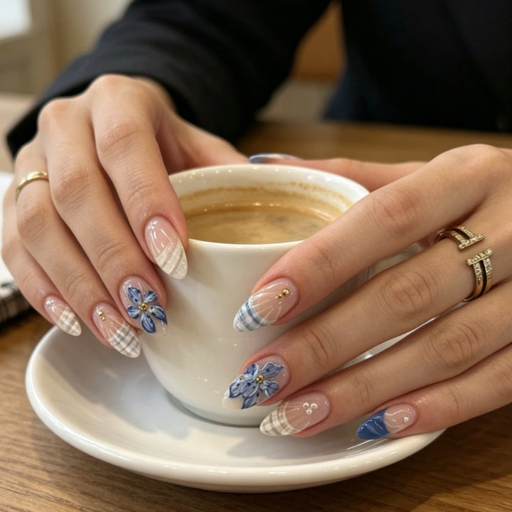 Kunstnägel mit Floralem Design und Eleganten Spitzen Karnz