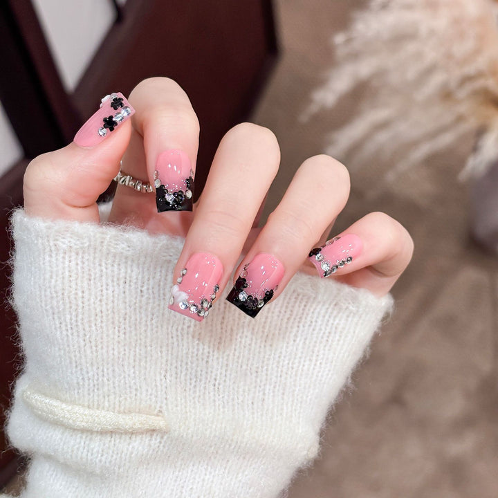 Dekorative Glam Nagelspitzen