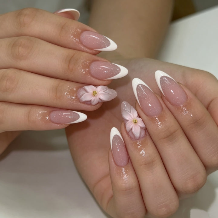 Kunstnägel mit Blumiger Verzierung und Elegantem French-Tip Karnz