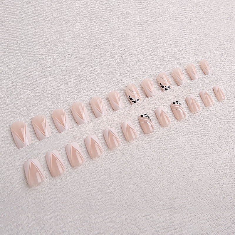 Kunstnagelset mit geometrischen Akzenten und elegantem Design Karnz