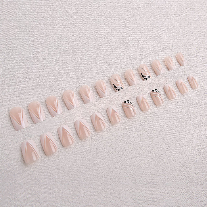 Kunstnagelset mit geometrischen Akzenten und elegantem Design Karnz
