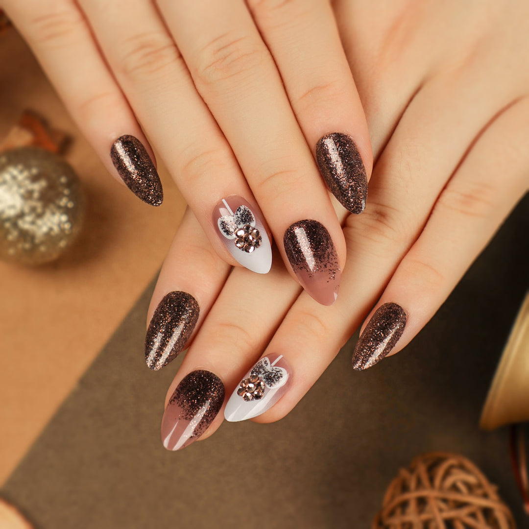 Kunstvolle Nagelverlängerungen mit Glitzer- und Herzmotiv Karnz