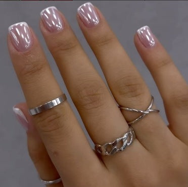 Elegantes Französisches Spitzennagel-Set Karnz
