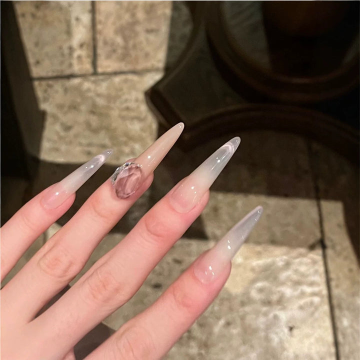 Glamouröse Stiletto-Nagelkunstverlängerungen mit dekorativen Akzenten