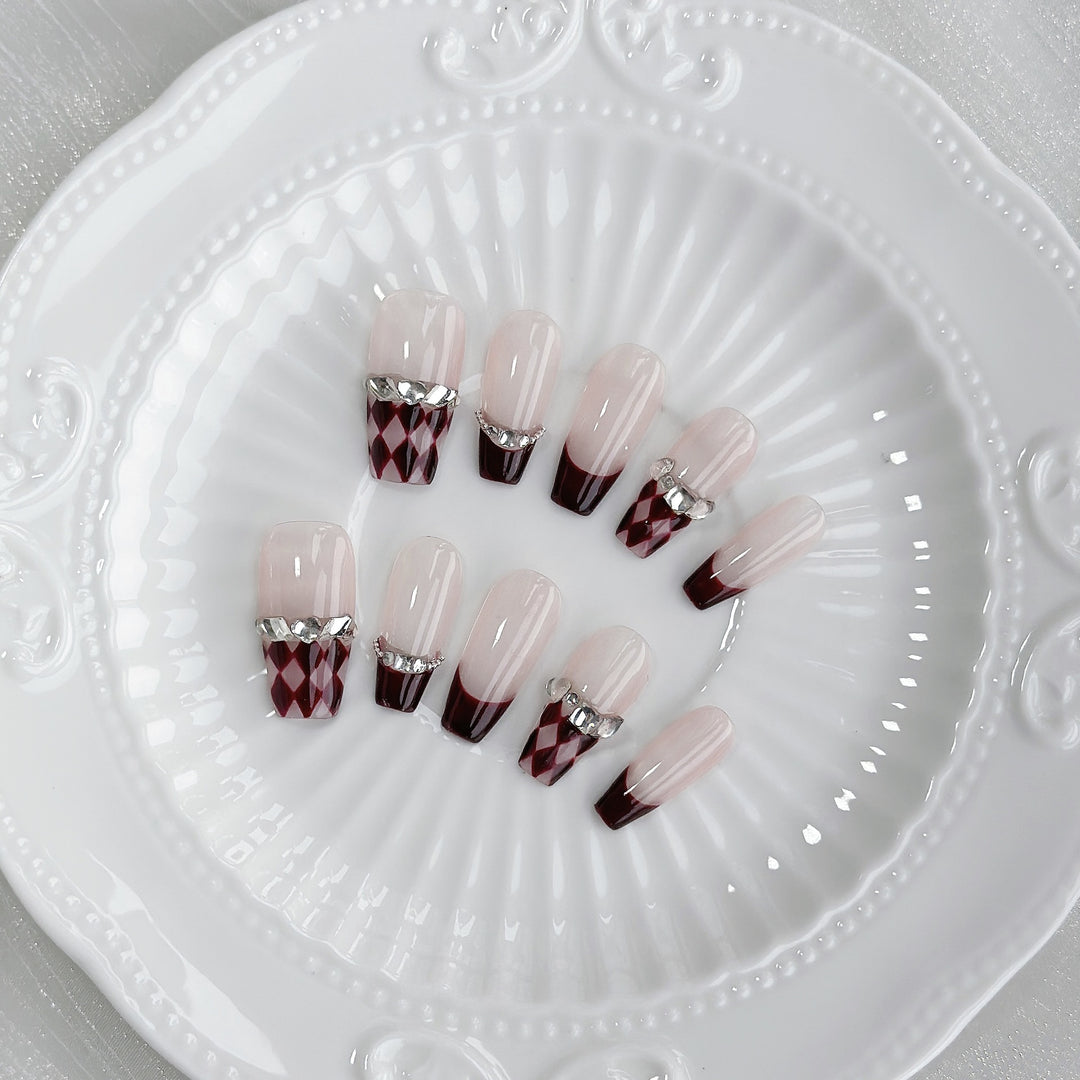 Künstlerisches Press-On Nagelset mit eleganten Schmuckakzenten