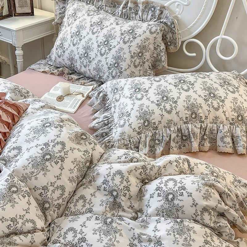 Romantische gesteppte Komfortbettdecke mit Rüschenbordüre und feinem Blumenmuster