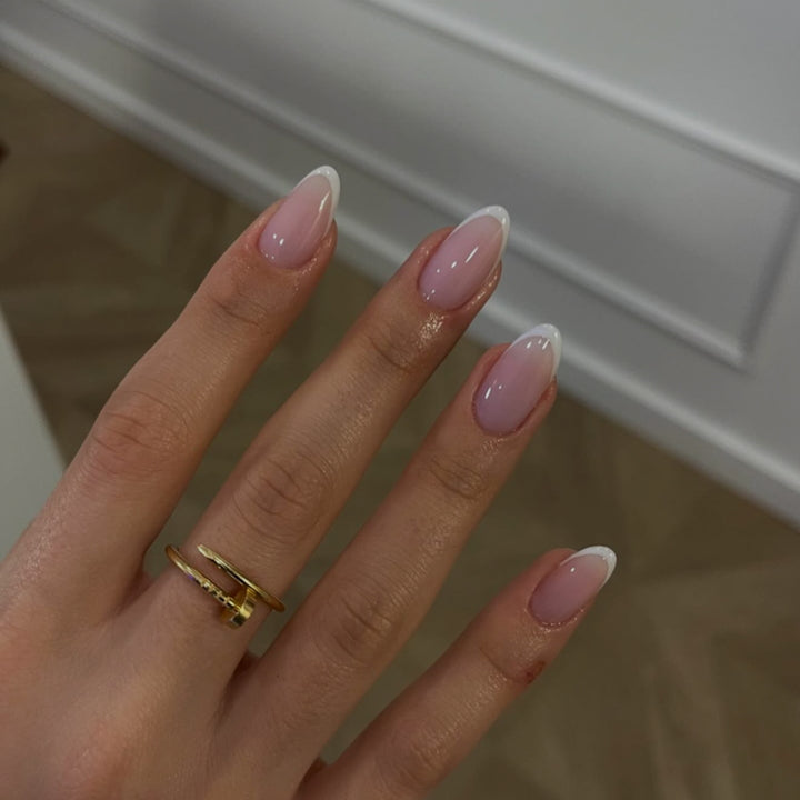 Kunstvolle Nagelverlängerungen mit elegantem Farbverlauf und präzisem French-Tip Karnz
