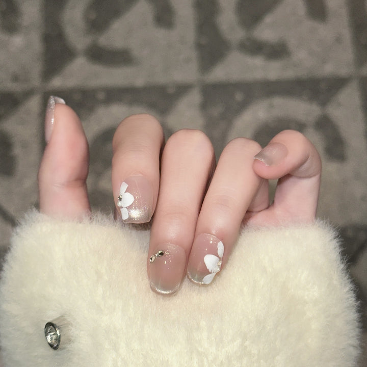 Dekoratives Press-On-Nagelset mit elegantem Blattdesign Karnz