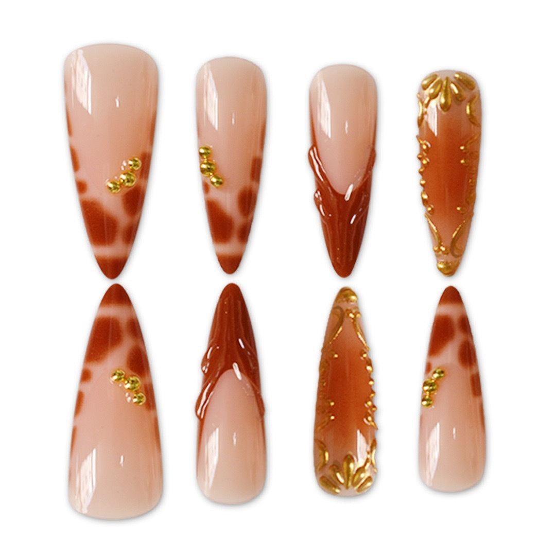 Elegante Stiletto Nagelkunstverzierung mit künstlerischen Details Karnz