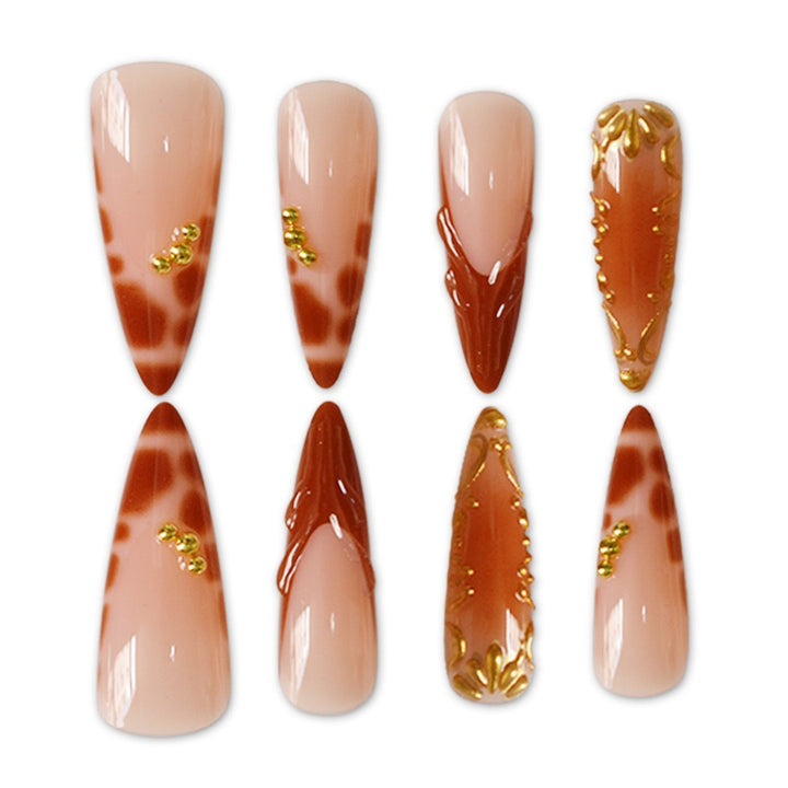 Elegante Stiletto Nagelkunstverzierung mit künstlerischen Details Karnz