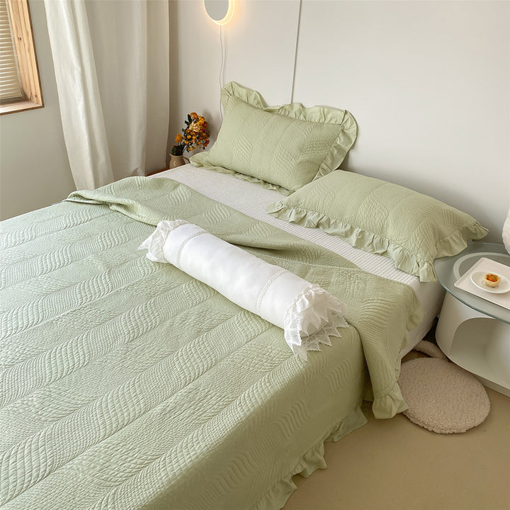 Steppbett-Überwurf-Set mit Volant und reliefierter Blattsteppung