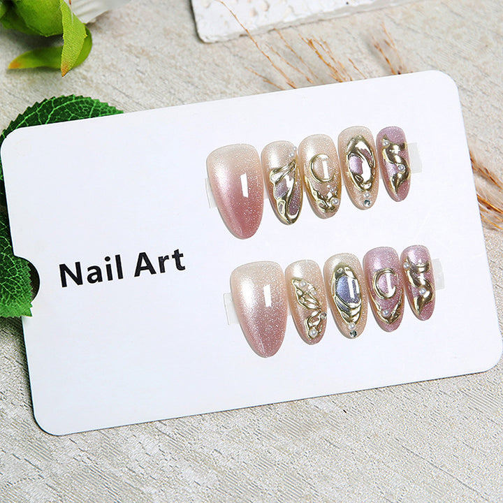 Kunstvolles Nagelset mit floralen Akzenten Karnz