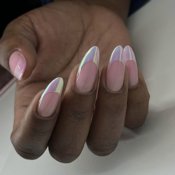Kunstvolle Stiletto-Nägel mit elegantem Farbverlauf Karnz