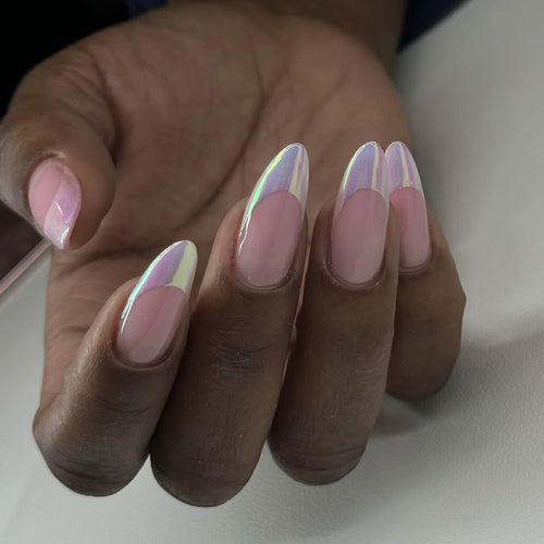Kunstvolle Stiletto-Nägel mit elegantem Farbverlauf Karnz