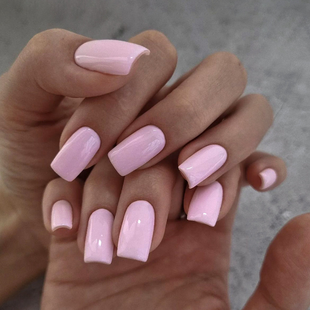 Kunstnagelset mit hochglänzendem Finish und eleganter Form Karnz