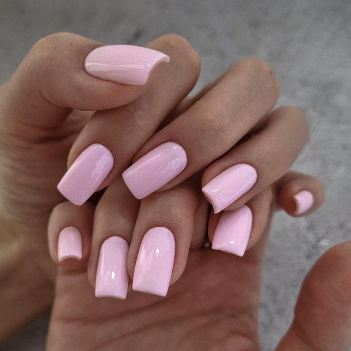 Kunstnagelset mit hochglänzendem Finish und eleganter Form Karnz